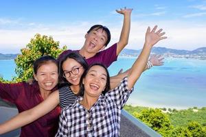 família de turistas convidando para ver o mar em phuket, tailândia foto