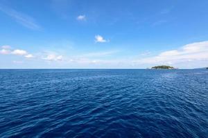 pequena ilha e mar azul em mu koh similan foto