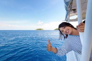 mulher turista viajando de barco foto