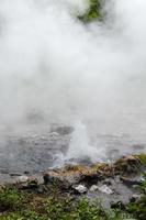 nascente de água naturalmente quente foto