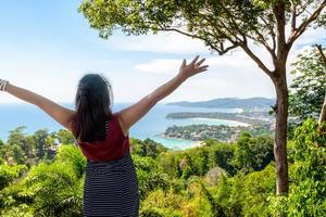 mulher turista gestos felizes na alta vista panorâmica foto