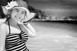 menina preto e branco na praia na tailândia foto