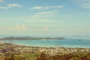 cidade de estilo vintage e mar da ilha de phuket foto