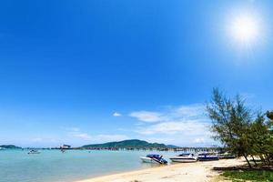 área do porto de praia na baía de ao chalong em phuket, tailândia foto