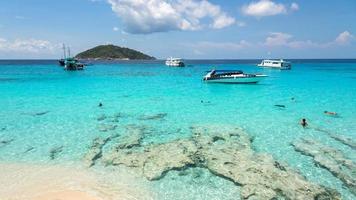 bela praia em koh miang em mu koh similan, tailândia foto