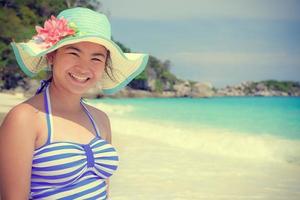 garota de estilo vintage na praia na tailândia foto