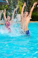 pai e filha se divertem na piscina foto