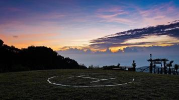 heliporto ao nascer do sol em doi ang khang foto
