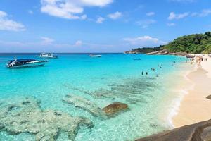 bela praia em koh miang em mu koh similan, tailândia foto