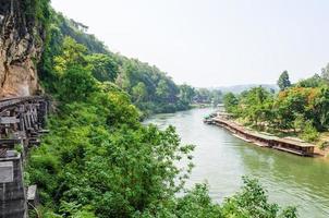 rio kwai noi sob a ponte ferroviária da morte foto