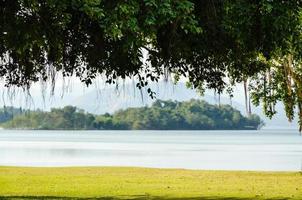 gramados paisagísticos para lazer em um lago kaeng kra chan foto