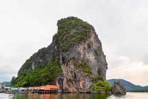 koh panyee ou punyi island village está flutuando foto