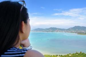 turista de mulher observando o oceano em phuket, tailândia foto