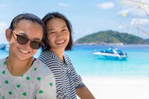 mãe e filha na praia nas ilhas similan, tailândia foto