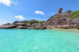símbolo de rocha das ilhas similan na tailândia foto