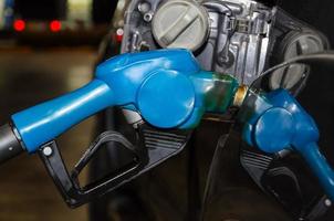 reabastecer diesel para carro foto