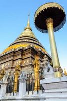 antigos pagodes no templo wat phra that lampang luang foto