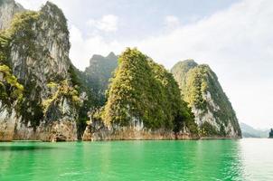 bela ilha e lago verde guilin da tailândia foto