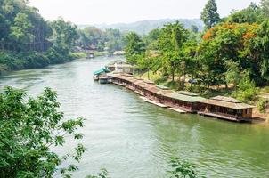 rio kwai noi sob a ponte ferroviária da morte foto