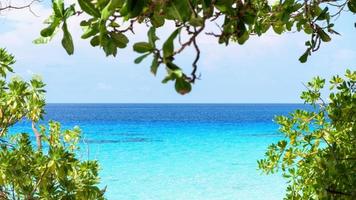 lindo mar azul em koh miang em mu koh similan, tailândia foto