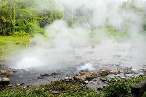 nascente de água naturalmente quente foto