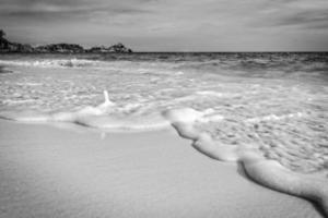 praia em preto e branco similan island, tailândia foto