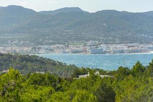 vista panorâmica da cidade de sant antoni de portmany em ibiza, espanha foto