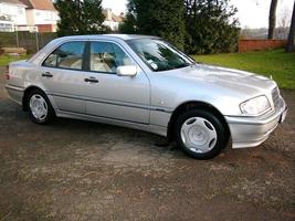 birmingham, west midlands, reino unido, 2 de janeiro de 2009, carros clássicos mercedes benz c180 w202 foto