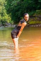 linda mulher de vestido preto em um rio foto