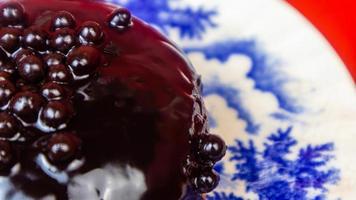 rosquinhas de chocolate em um prato sobre um fundo vermelho foto