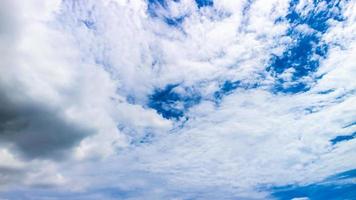 céu azul nublado como pano de fundo foto