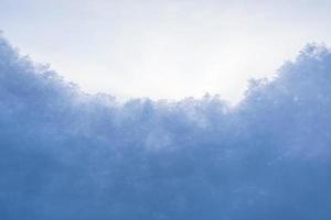 neve fofa contra o céu, em uma noite gelada de inverno. copie o espaço. fundo abstrato. vista de baixo. foto
