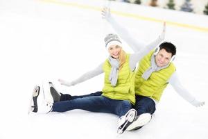 casal com patins de gelo foto