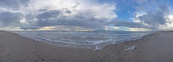 imagem panorâmica de inverno da praia de skallingen na dinamarca foto