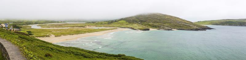 imagem panorâmica da praia de barleycove no sul da irlanda durante o dia foto