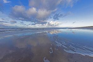 imagem de inverno de uma praia do mar do norte perto de vejers na dinamarca foto