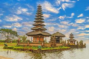 imagem do complexo de templos pura ulun danu bratan no lago banau beratan na ilha indonésia de bali foto