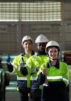 retrato de um grupo de engenheiros de equipamentos pesados de uma grande indústria foto