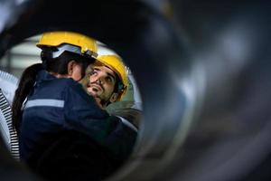 retrato de um grupo de engenheiros de equipamentos pesados de uma grande indústria foto