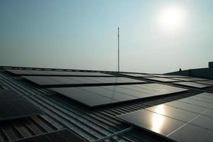 fazenda solar no telhado e módulos solares do pôr do sol para tecnologia de energia renovável