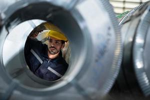 retrato de um engenheiro de equipamento pesado de uma grande indústria foto