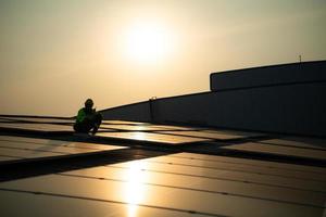 técnicos fornecem serviços trimestrais de manutenção de células solares no telhado da fábrica foto