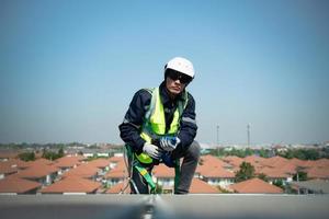 engenheiro responsável pela instalação de painéis solares a instalação de energia solar foto