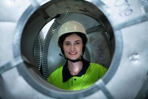 retrato de uma engenheira de equipamentos pesados de uma grande indústria foto