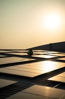 técnicos fornecem serviços trimestrais de manutenção de células solares no telhado da fábrica foto
