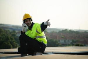 técnicos fornecem serviços trimestrais de manutenção de células solares no telhado da fábrica foto