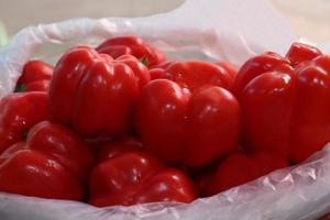 estoque de capsicum vermelho na loja foto