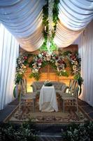 linda cerimônia de casamento islâmico na decoração da indonésia com mesas e cadeiras foto