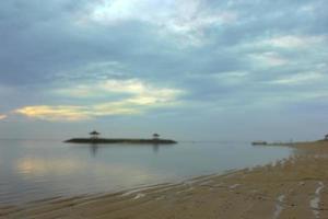 bela paisagem aérea da praia de sanur foto