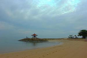 bela paisagem aérea da praia de sanur foto